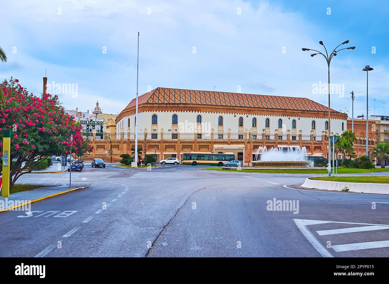 L'edificio del Palazzo del Palacio de Congresos e la fontana Fuente Luminosa su Plaza de Sevilla, Cadice, Spagna Foto Stock
