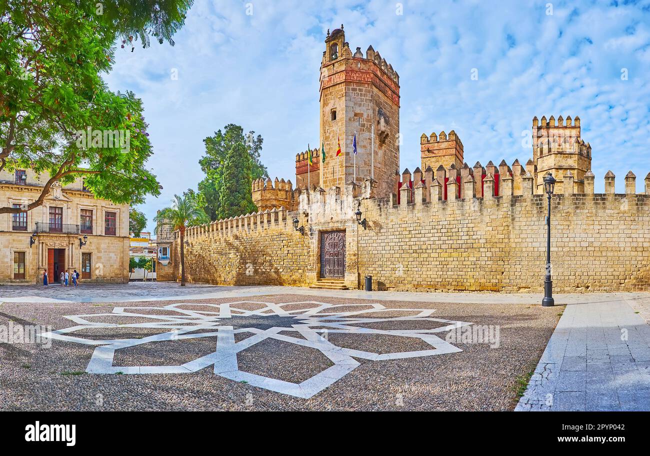 Il Castello medievale di San Marcos sulla piazza pedonale Plaza Alfonso X, decorato con motivi stellari moreschi sul pavimento, El Puerto, Spagna Foto Stock