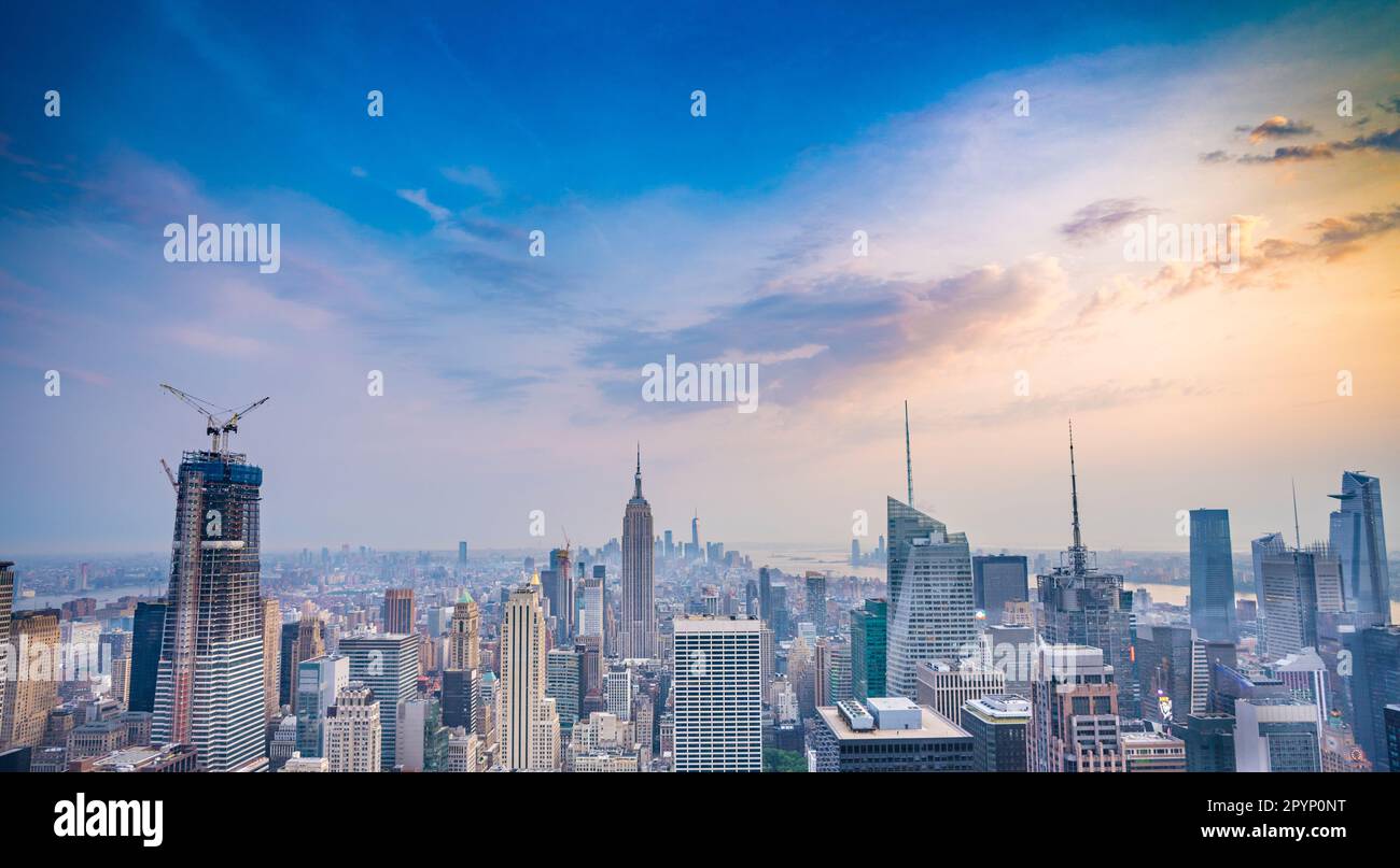 Skyline di New York bei Sonnenuntergang Foto Stock