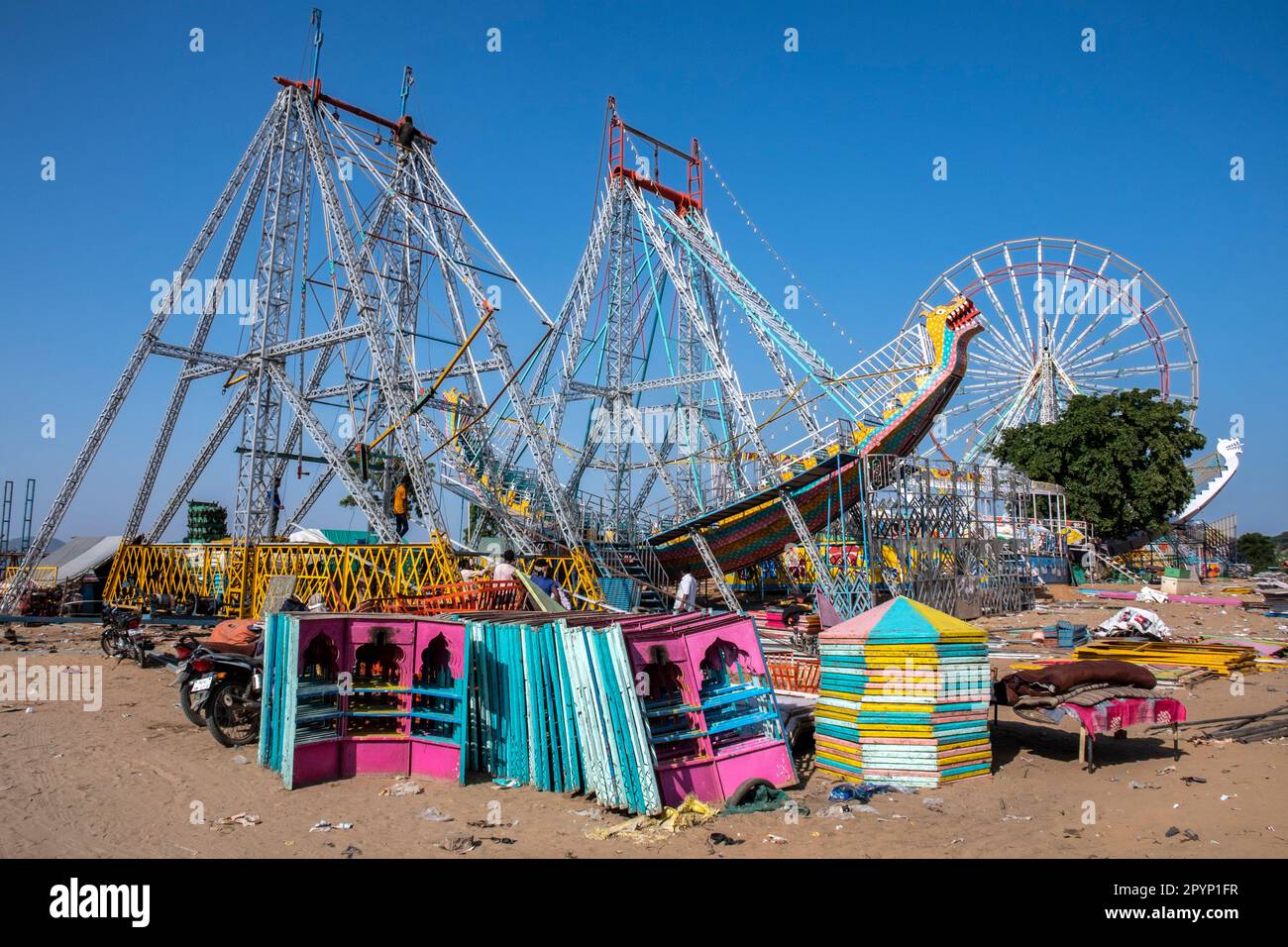 Allestendo il terreno fieristico al Pushkar Camel Fair, Pushkar, Rajasthan, India Foto Stock