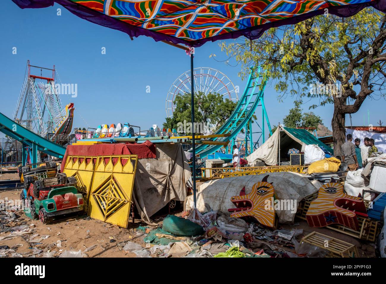 Allestendo il terreno fieristico al Pushkar Camel Fair, Pushkar, Rajasthan, India Foto Stock