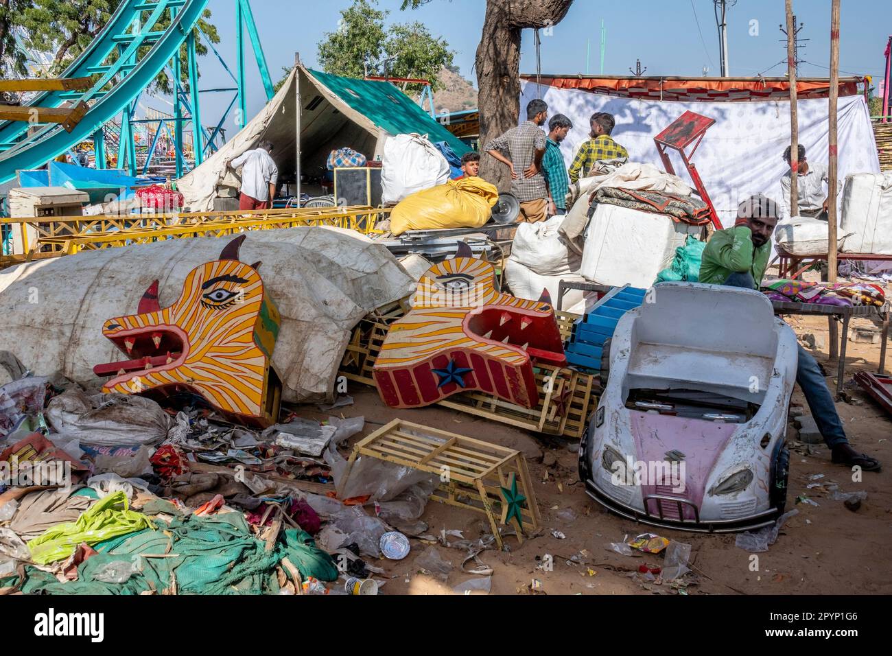 Allestendo il terreno fieristico al Pushkar Camel Fair, Pushkar, Rajasthan, India Foto Stock