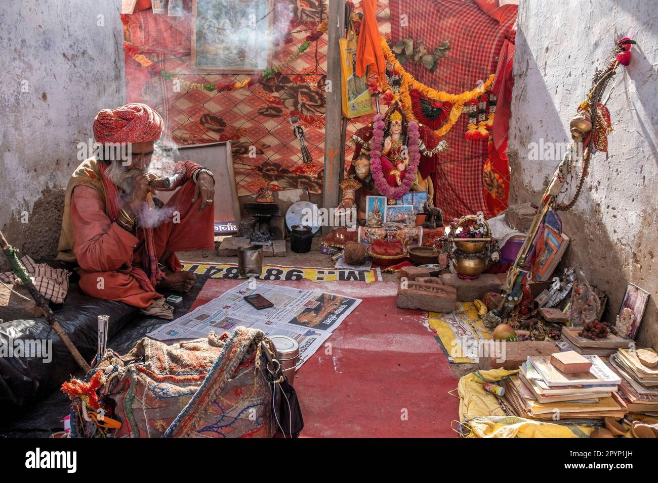Un Sadhu che fuma un chillum in Pushkar, Rajasthan, India Foto Stock