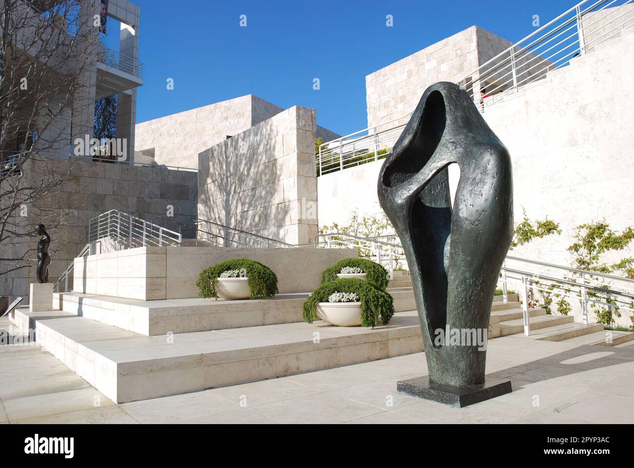 Di fronte ad una grande scalinata che conduce ad un grande imponente edificio sullo sfondo si erge una scultura di soggetto sconosciuto Foto Stock