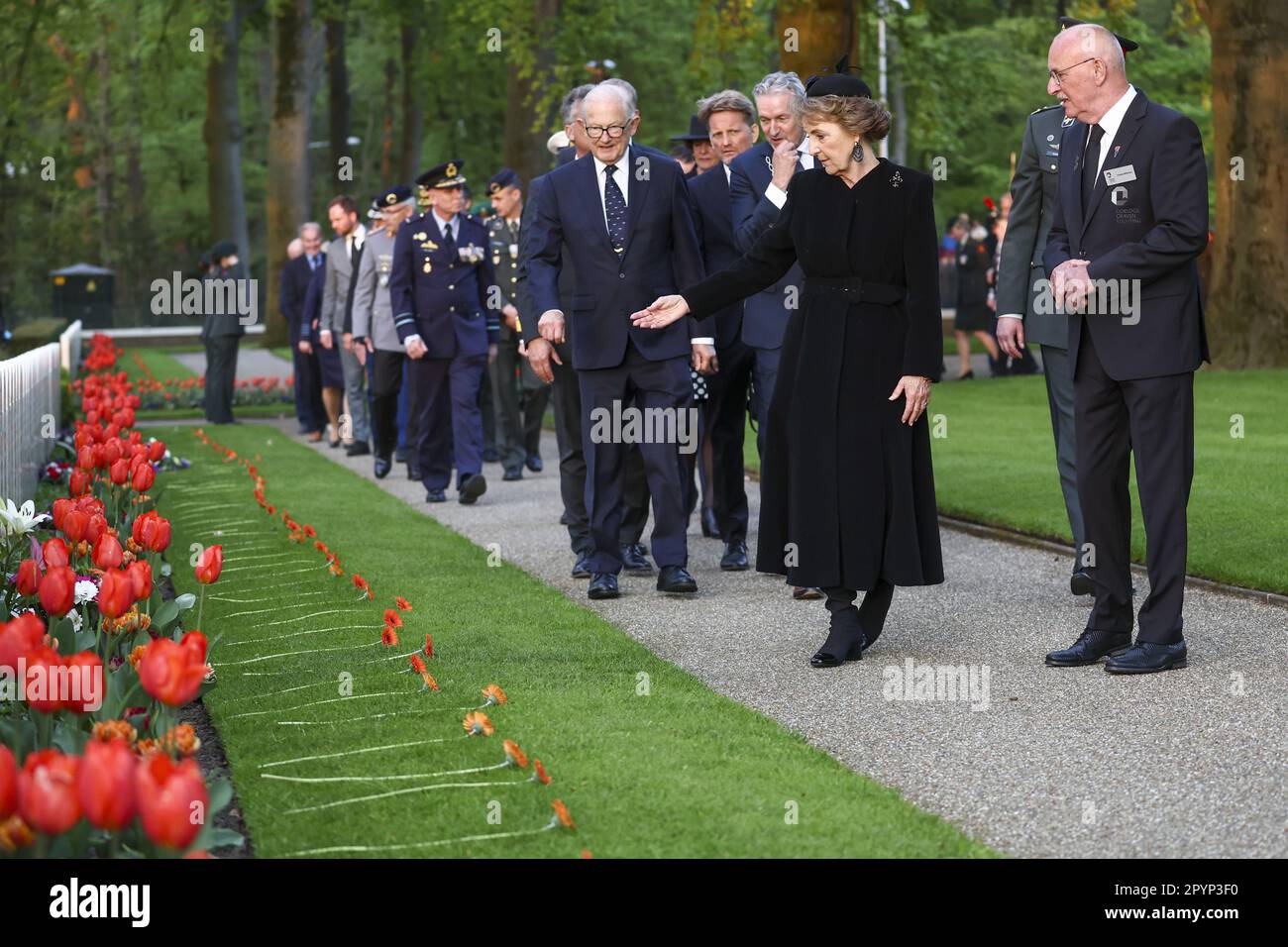 RHENEN - 04/05/2023, altezza reale Principessa Margriet, Professor Pieter van Vollenhoven e sua altezza Principe Pieter-Christiaan camminano oltre le tombe durante il giorno della commemorazione militare Nazionale all'Ereveld militare di Grebbeberg. ANP VINCENT JANNINK olanda fuori - belgio fuori Foto Stock