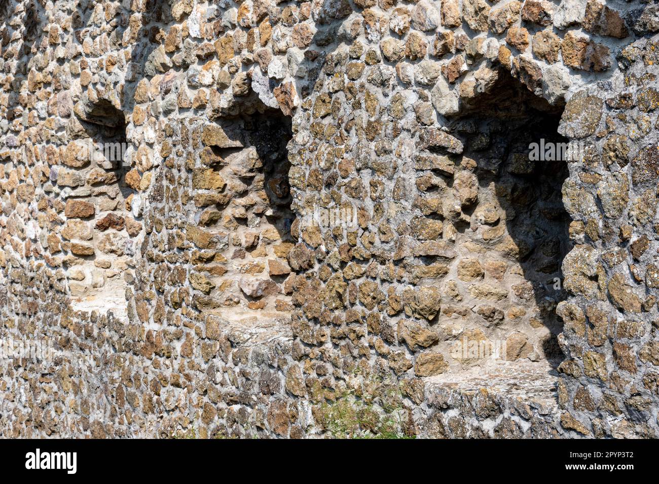 Mura medievali del castello con scappatoie Foto Stock