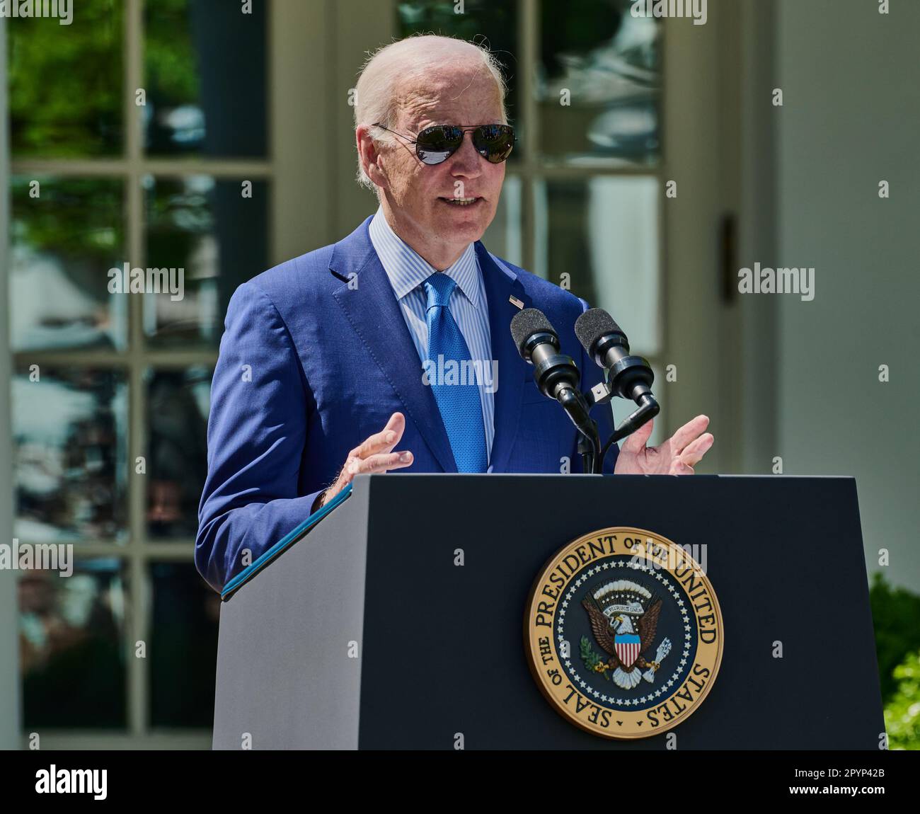 WASHINGTON, D.C., USA - 21 APRILE 2023: Il presidente Joe Biden consegna le osservazioni nel giardino delle rose alla Casa Bianca. Foto Stock