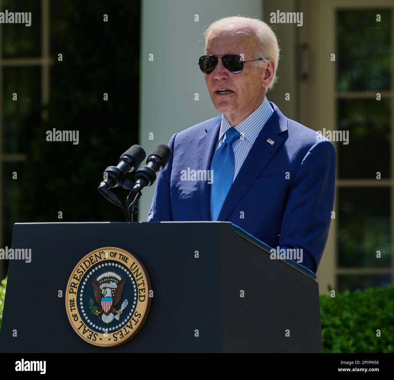 WASHINGTON, D.C., USA - 21 APRILE 2023: Il presidente Joe Biden consegna le osservazioni nel giardino delle rose alla Casa Bianca. Foto Stock