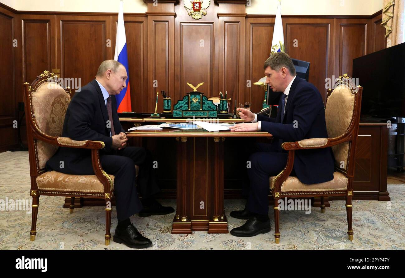 Mosca, Russia. 04th maggio, 2023. Il presidente russo Vladimir Putin ha tenuto un incontro faccia a faccia con il ministro dello sviluppo economico Maxim Reshetnikov, a destra, al Cremlino, il 4 maggio 2023 a Mosca, Russia. Credit: Mikhail Klimentyev/Kremlin Pool/Alamy Live News Foto Stock