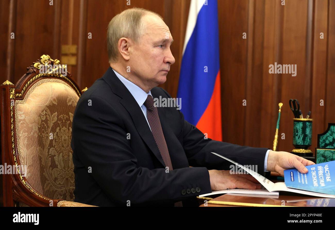 Mosca, Russia. 04th maggio, 2023. Il presidente russo Vladimir Putin ha tenuto un incontro faccia a faccia con il ministro dello sviluppo economico Maxim Reshetnikov al Cremlino, il 4 maggio 2023 a Mosca, Russia. Credit: Mikhail Klimentyev/Kremlin Pool/Alamy Live News Foto Stock