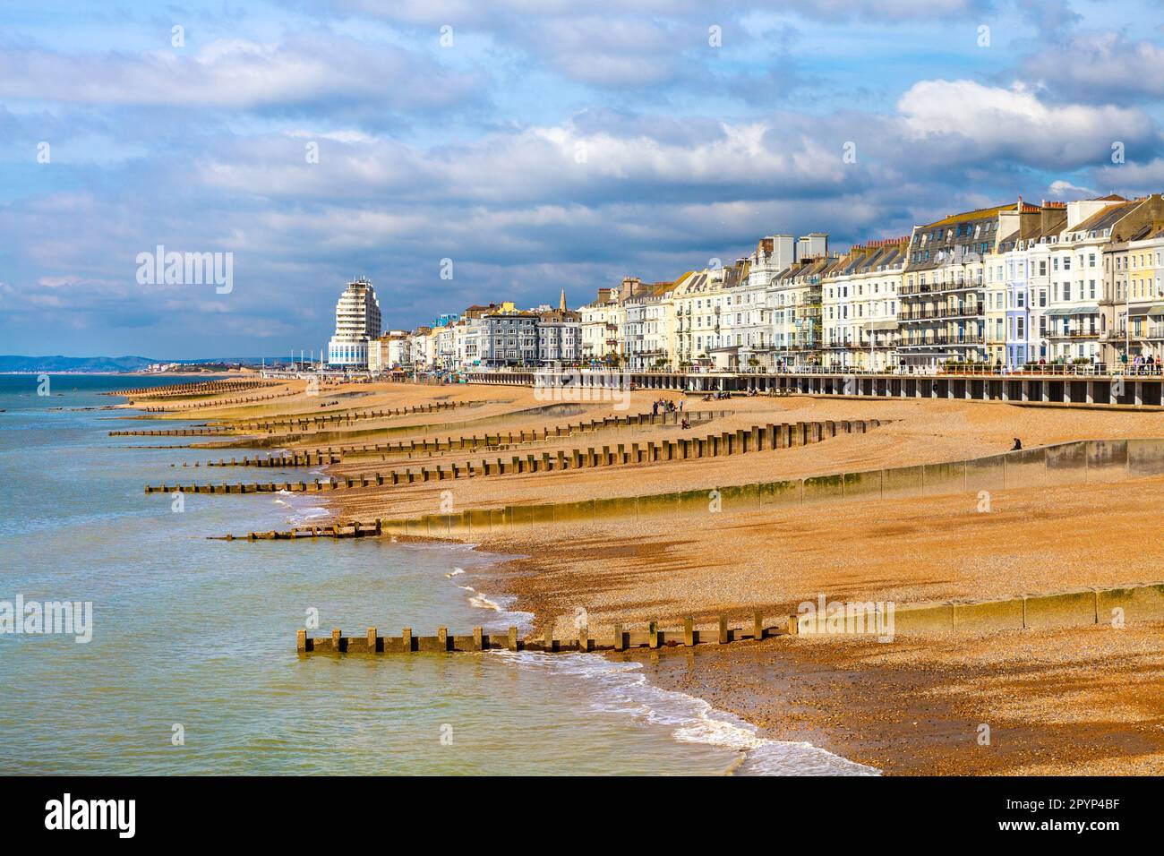 Vista di St. Leonards su Sea Beach da Hasings Pier, Hastings, East Sussex, Regno Unito Foto Stock