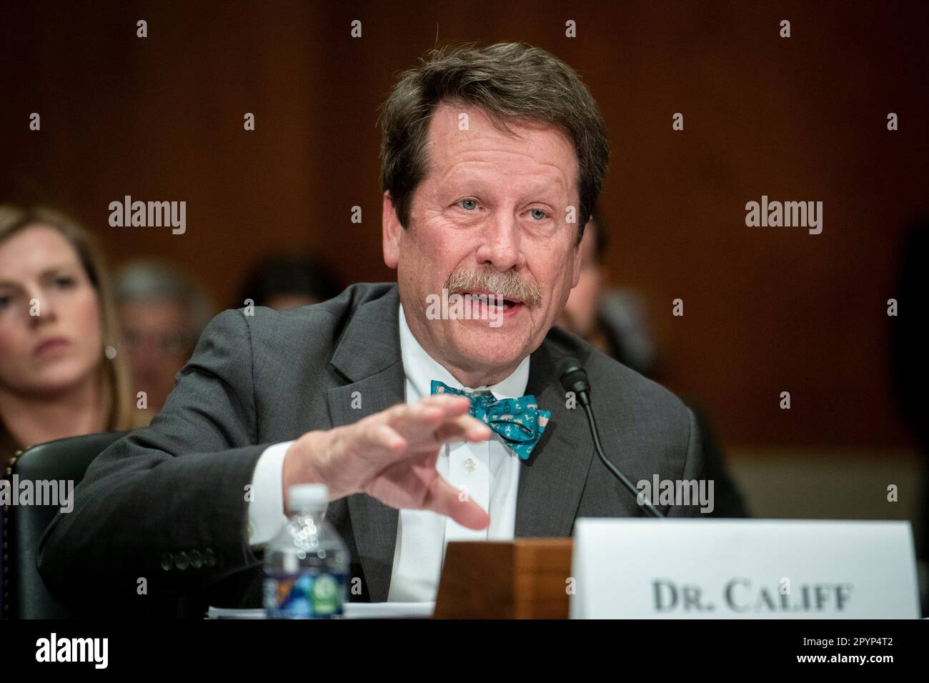 Washington, Stato di Vereinigte. 04th maggio, 2023. Robert Califf MD, Commissario, United States Food and Drug Administration, appare davanti a una commissione del Senato su Salute, Istruzione, lavoro, E le Pensioni che ascoltano per esaminare la preparazione per la prossima emergenza di salute pubblica, concentrandosi sul riautorizzare la Pandemic and All-Hazards Preparedness Act, nel Dirksen Senate Office Building a Washington, DC, giovedì 4 maggio 2023. Credit: Rod Lammey/CNP/dpa/Alamy Live News Foto Stock