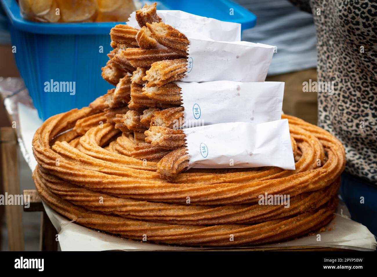 Churros stalla sulla strada. Cucina messicana tradizionale Foto Stock