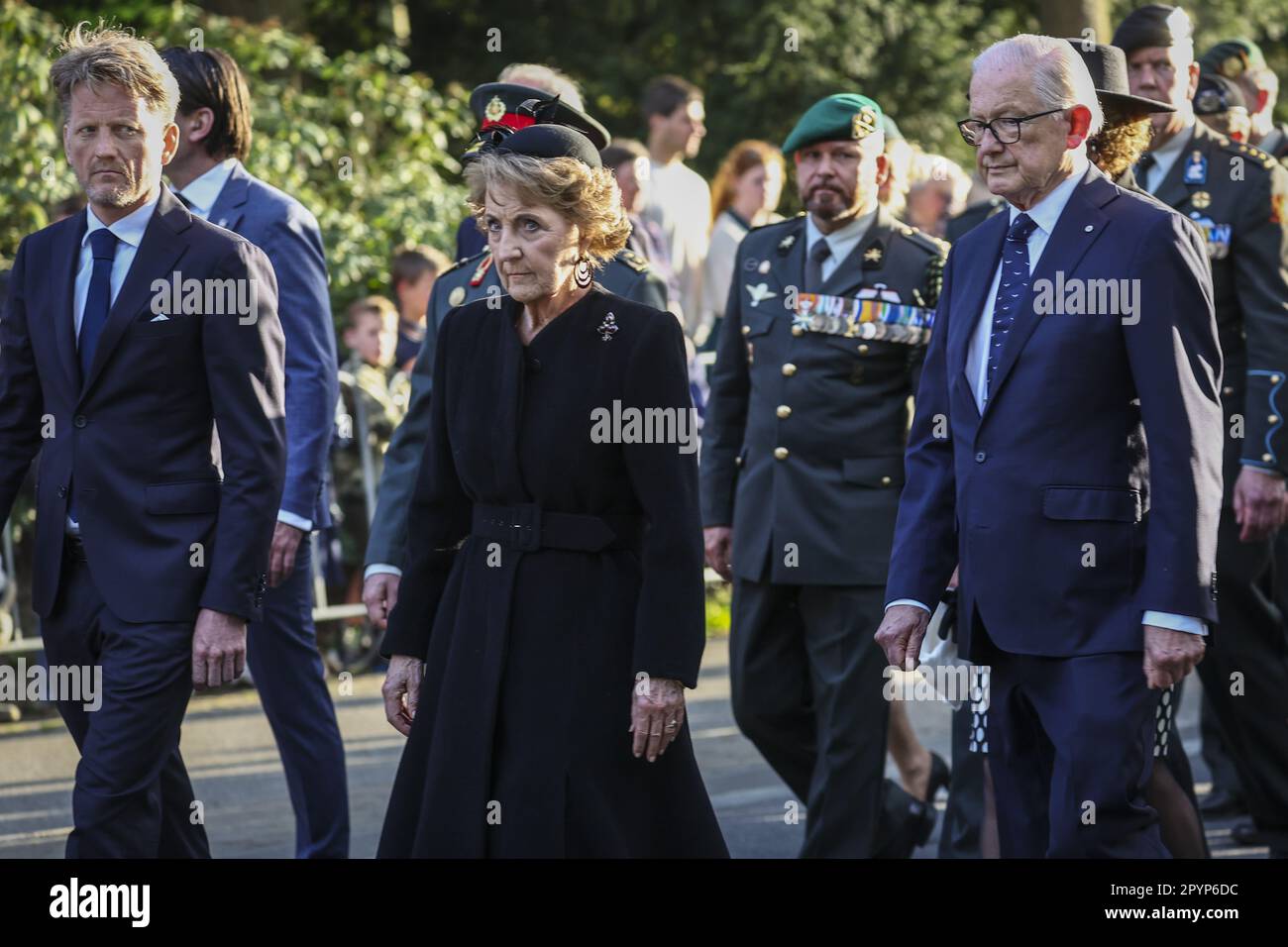 RHENEN - 04/05/2023, altezza reale Principessa Margriet, Professor Pieter van Vollenhoven e sua altezza Principe Pieter-Christiaan durante la Giornata Nazionale della memoria militare all'Ereveld militare di Grebbeberg. ANP VINCENT JANNINK olanda fuori - belgio fuori Foto Stock