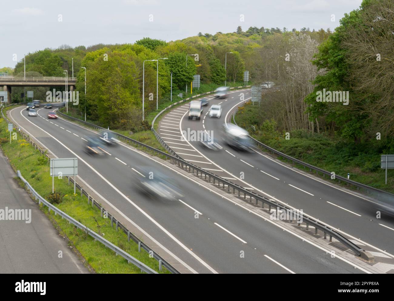 Traffico sulla M25 allo svincolo di Thorpe. Le autostrade intelligenti M3 e M25 si incontrano a questo incrocio. Foto Stock