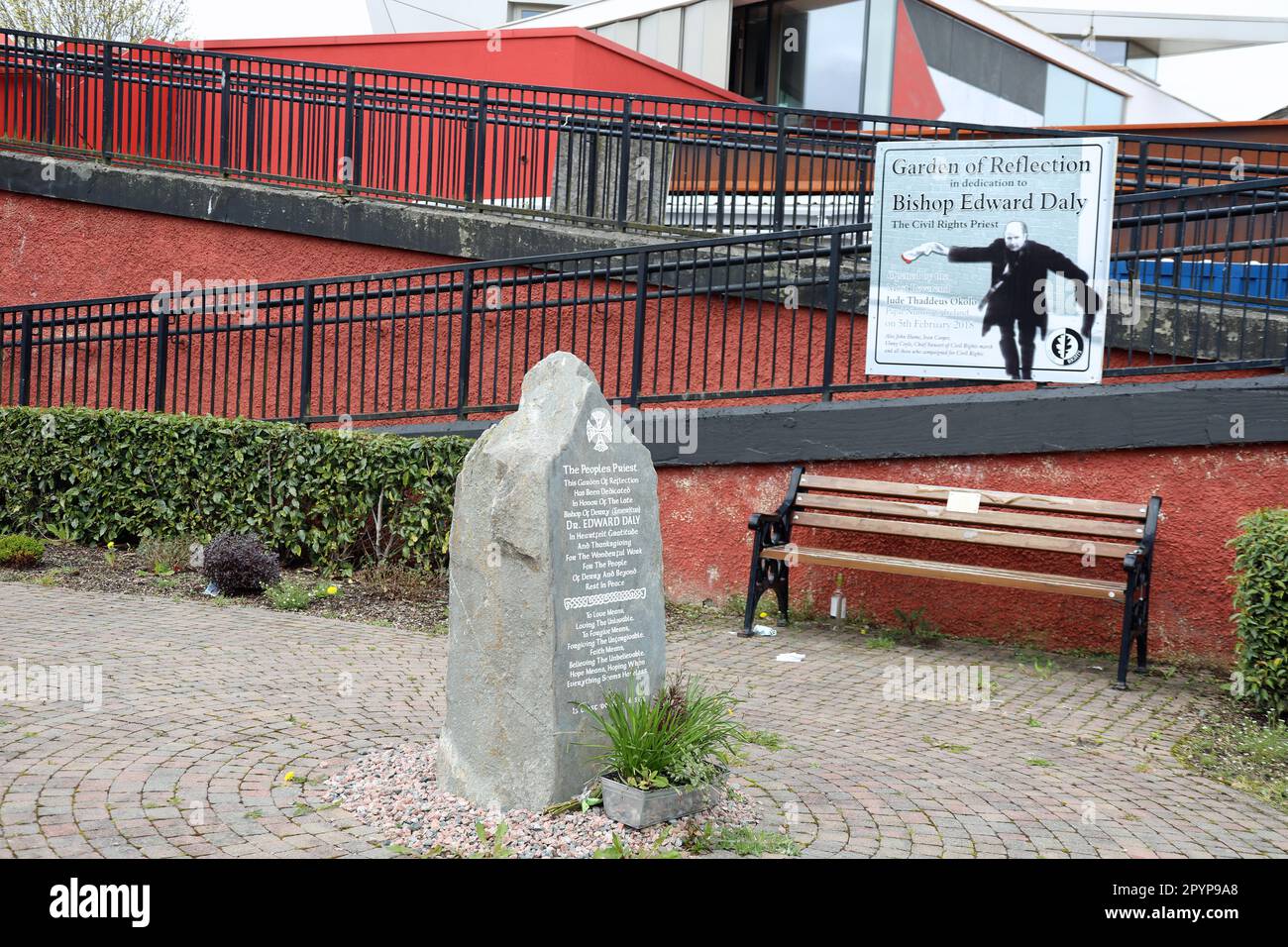 Il Peoples Priest Memorial Garden a Derry Foto Stock