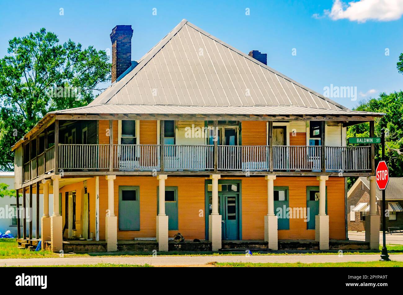 Lo Stapleton Hotel si trova ad un angolo di strada, il 30 aprile 2023, a Loxley, Alabama. L'hotel è stato costruito nel 1905. Foto Stock