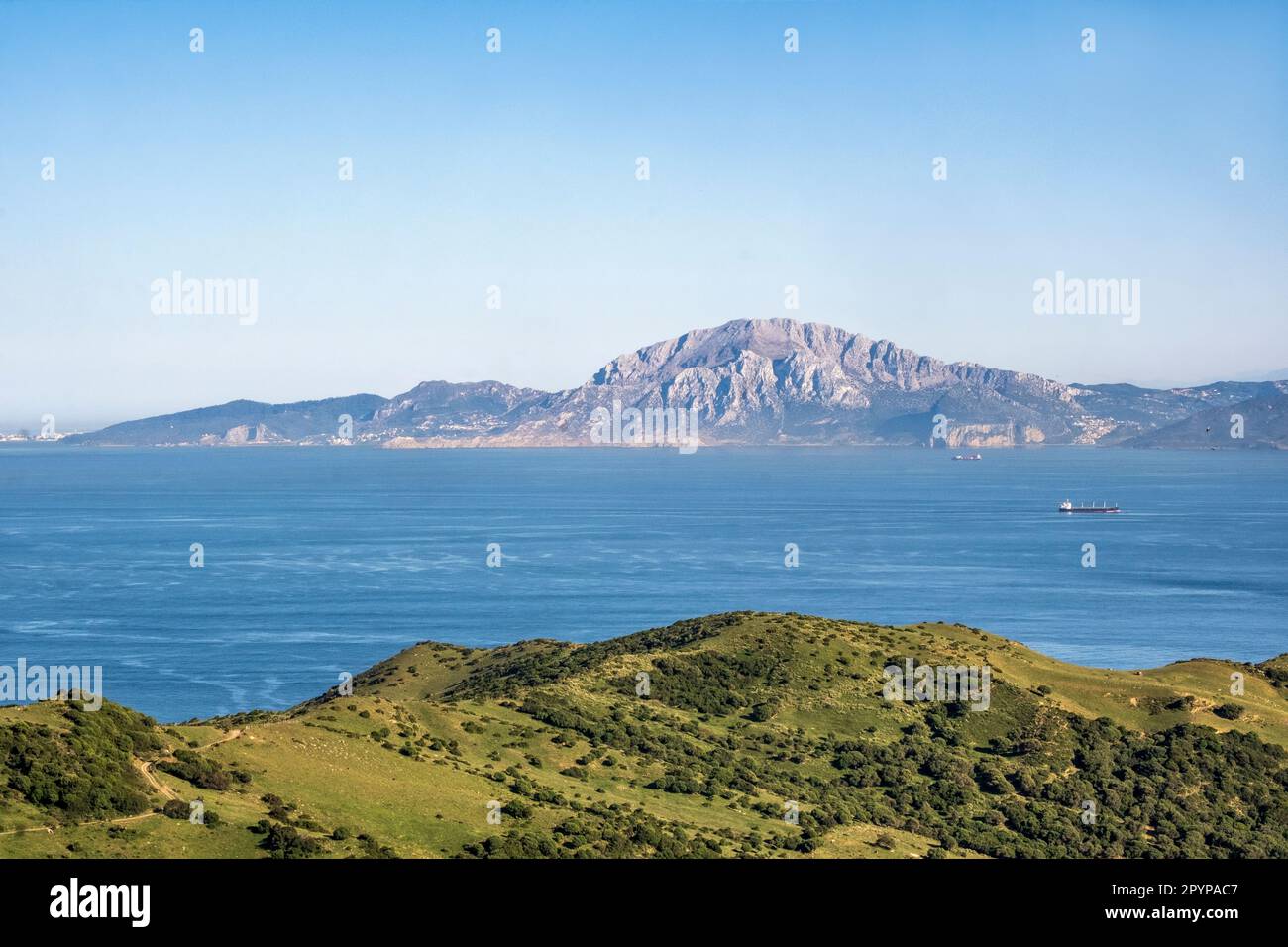 Le montagne dell'Atlante in Marocco visto attraverso lo stretto di Gibilterra da un punto panoramico vicino a Tarifa, Spagna Foto Stock