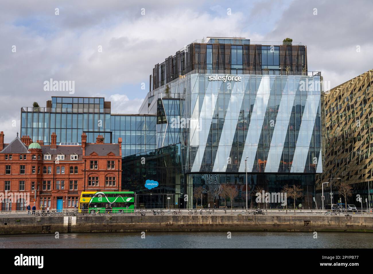 Docklands di Dublino, Dublino 1, Irlanda, 29th marzo 2023. Salesforce Tower Dublin Glass Office Block con vista sul fiume Liffey Foto Stock