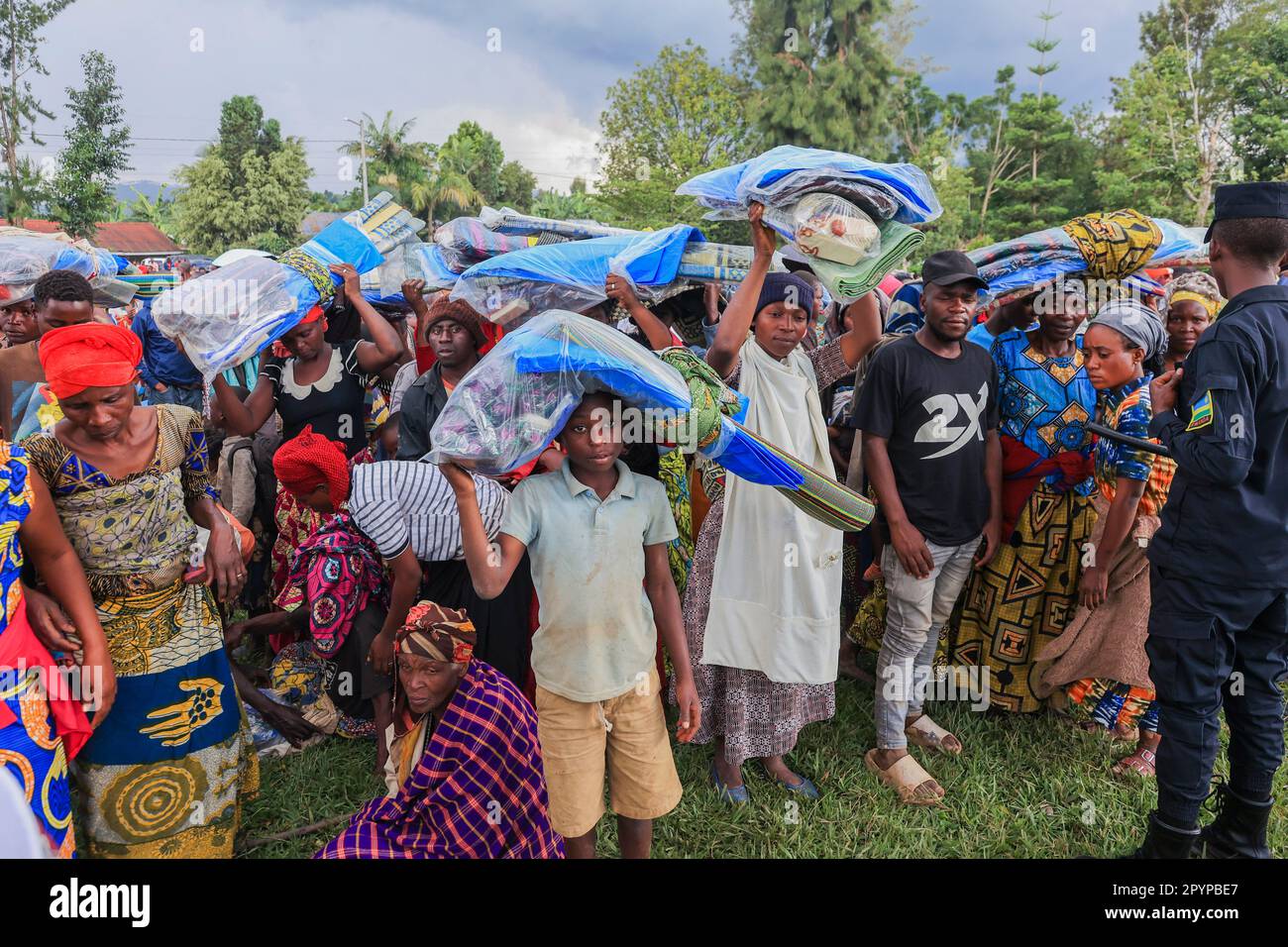 Rubavu, Ruanda. 4th maggio, 2023. Gli sfollati ricevono materiale di soccorso in caso di disastri nel distretto di Rubavu, provincia occidentale, Ruanda, il 4 maggio 2023. Il bilancio delle vittime di inondazioni e frane improvvise in Ruanda ha raggiunto i 130 a partire da giovedì, secondo una dichiarazione del Ministero ruandese responsabile della gestione delle emergenze. Credit: Cyril Ndegeya/Xinhua/Alamy Live News Foto Stock