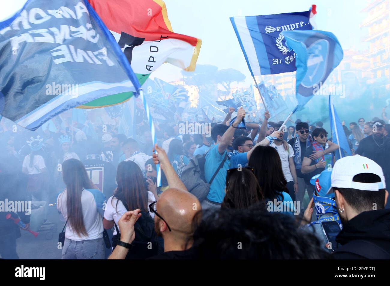 Napoli, Italia. 04th maggio, 2023. I tifosi di Napoli festeggiano la vittoria del campionato il 4 2023 maggio a Napoli . Credit: Marco Canoniero/Alamy Live News Foto Stock