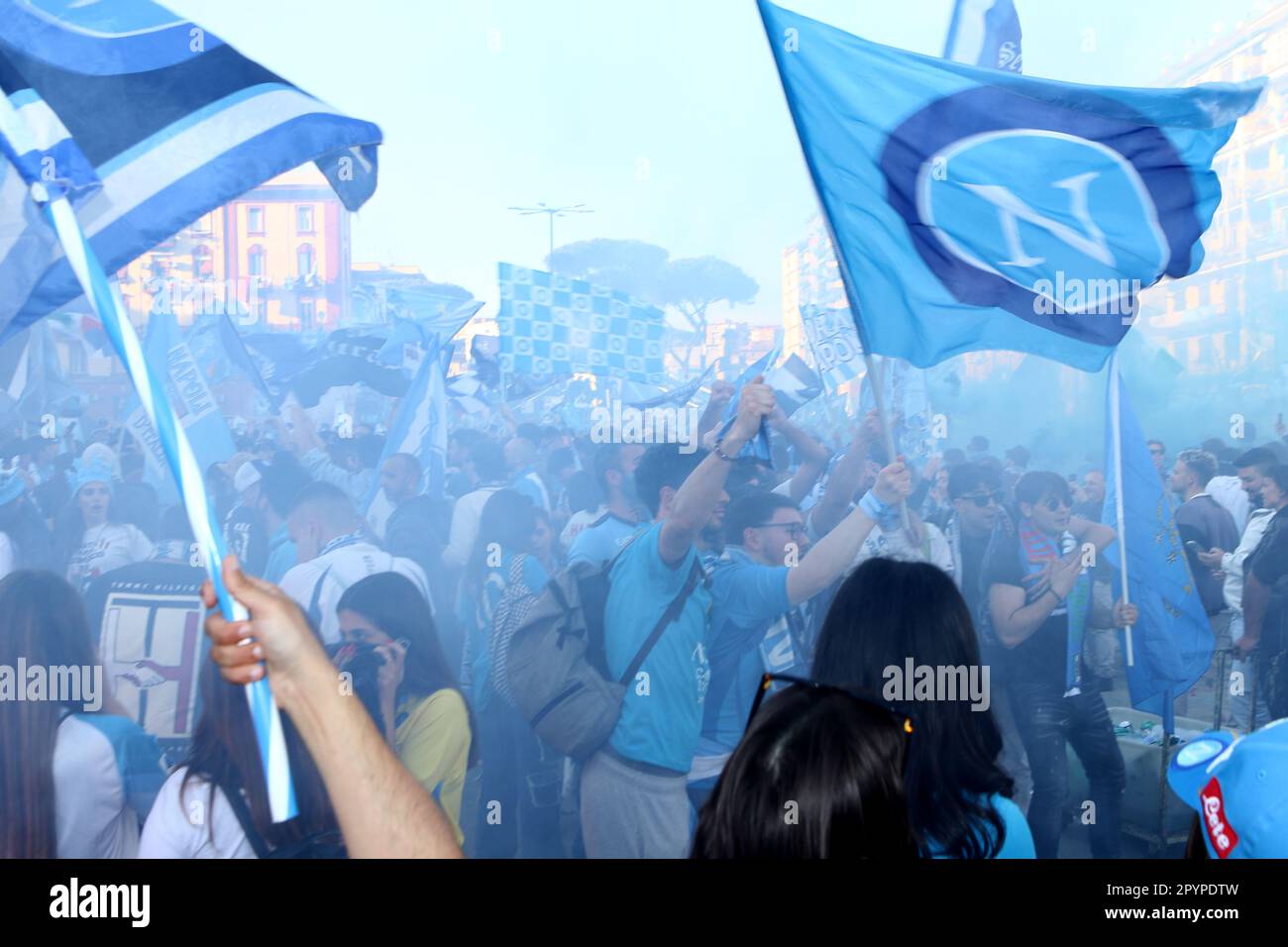 Napoli, Italia. 04th maggio, 2023. I tifosi di Napoli festeggiano la vittoria del campionato il 4 2023 maggio a Napoli . Credit: Marco Canoniero/Alamy Live News Foto Stock