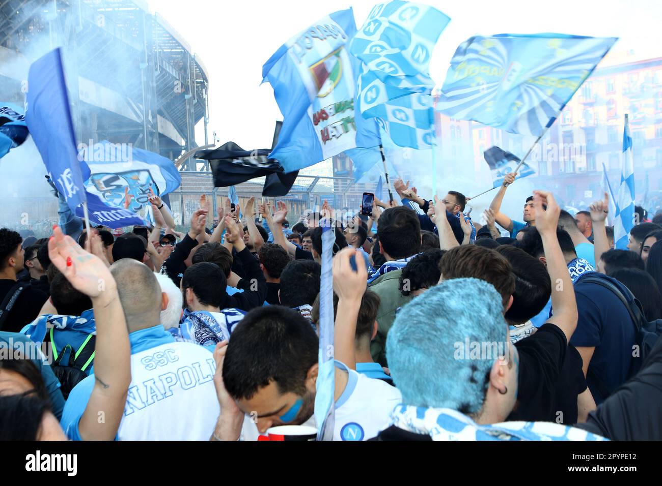 Napoli, Italia. 04th maggio, 2023. I tifosi di Napoli festeggiano la vittoria del campionato il 4 2023 maggio a Napoli . Credit: Marco Canoniero/Alamy Live News Foto Stock