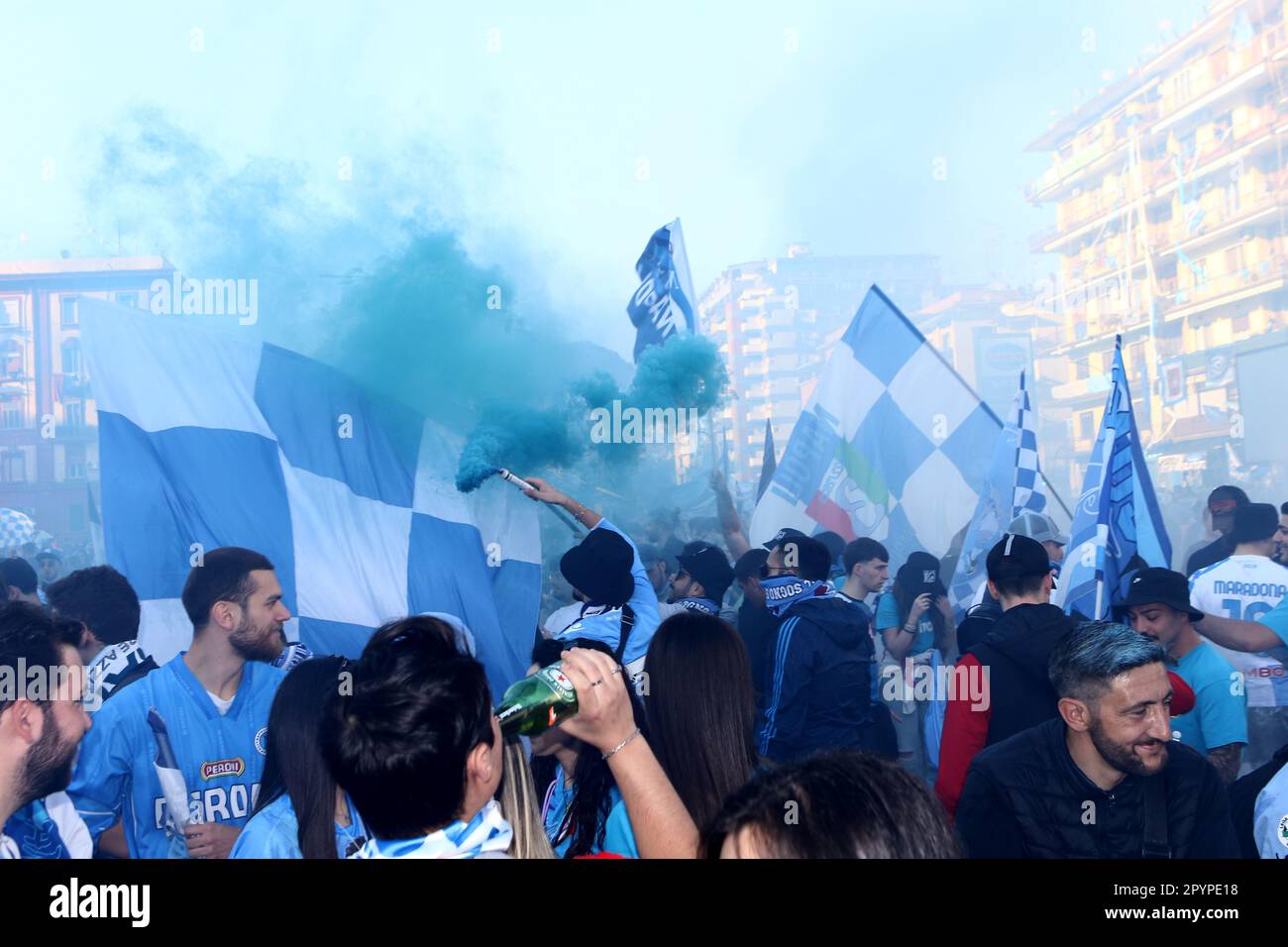 Napoli, Italia. 04th maggio, 2023. I tifosi di Napoli festeggiano la vittoria del campionato il 4 2023 maggio a Napoli . Credit: Marco Canoniero/Alamy Live News Foto Stock