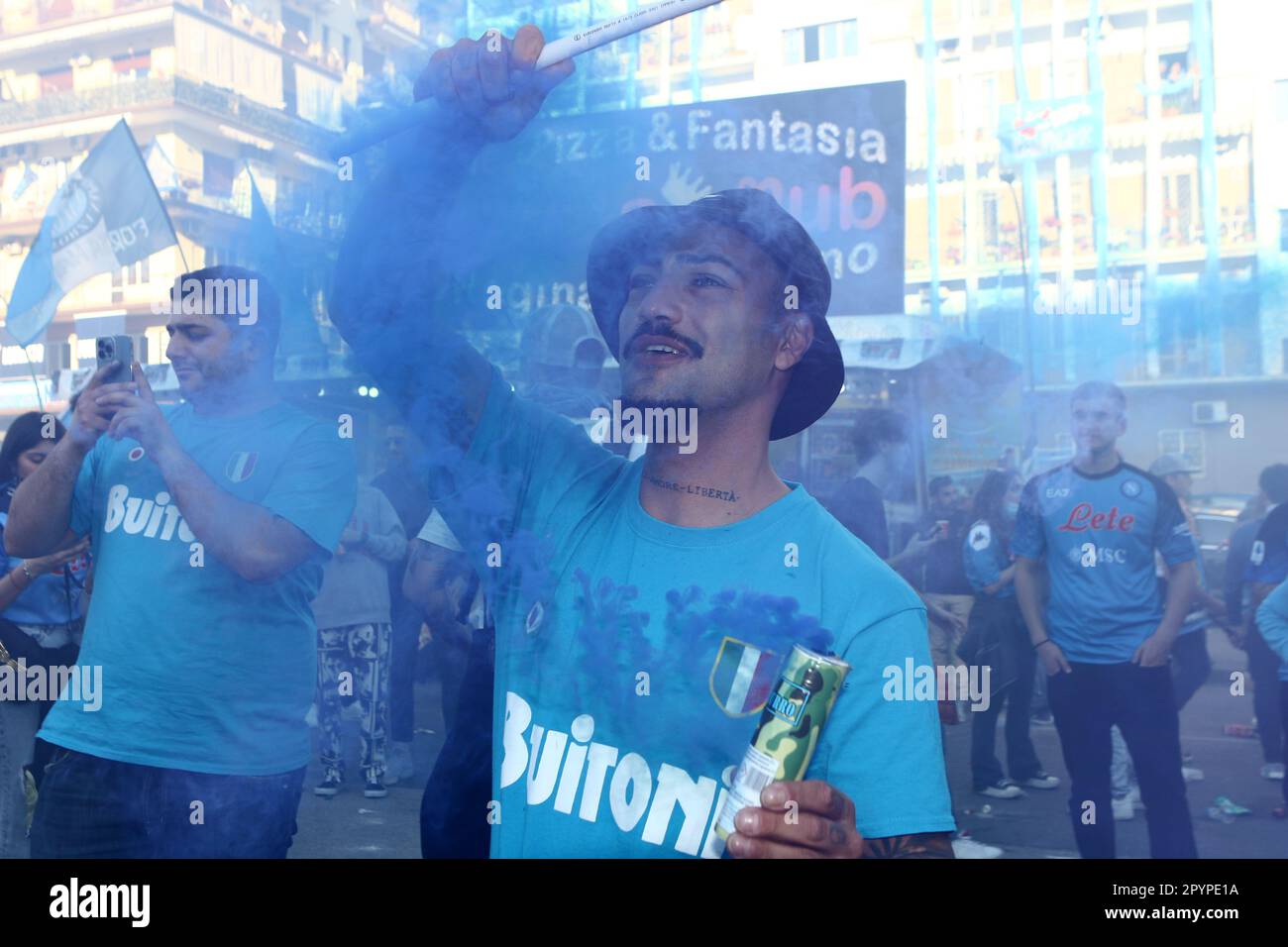 Napoli, Italia. 04th maggio, 2023. I tifosi di Napoli festeggiano la vittoria del campionato il 4 2023 maggio a Napoli . Credit: Marco Canoniero/Alamy Live News Foto Stock