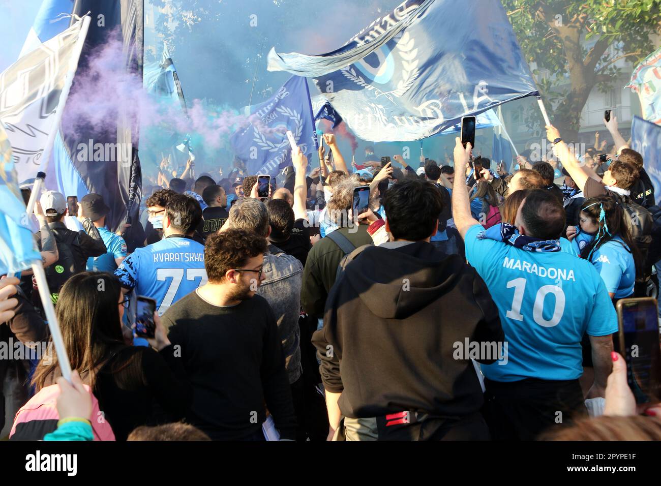 Napoli, Italia. 04th maggio, 2023. I tifosi di Napoli festeggiano la vittoria del campionato il 4 2023 maggio a Napoli . Credit: Marco Canoniero/Alamy Live News Foto Stock
