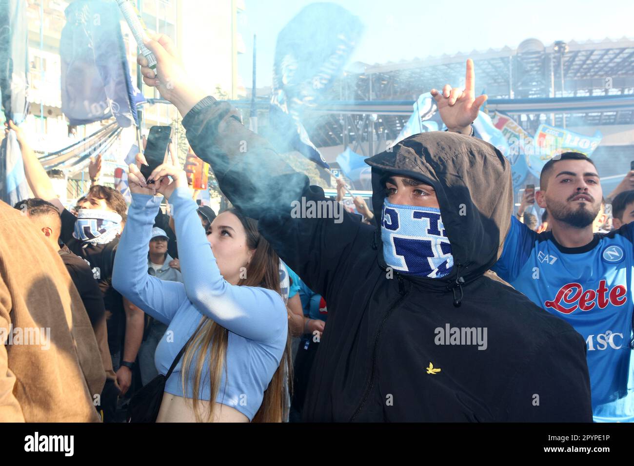 Napoli, Italia. 04th maggio, 2023. I tifosi di Napoli festeggiano la vittoria del campionato il 4 2023 maggio a Napoli . Credit: Marco Canoniero/Alamy Live News Foto Stock