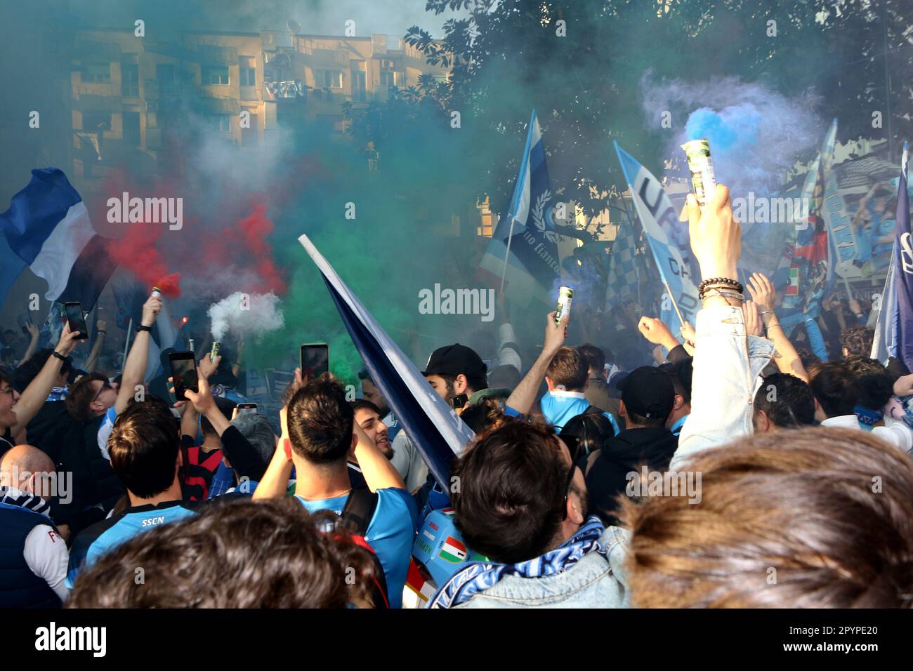 Napoli, Italia. 04th maggio, 2023. I tifosi di Napoli festeggiano la vittoria del campionato il 4 2023 maggio a Napoli . Credit: Marco Canoniero/Alamy Live News Foto Stock
