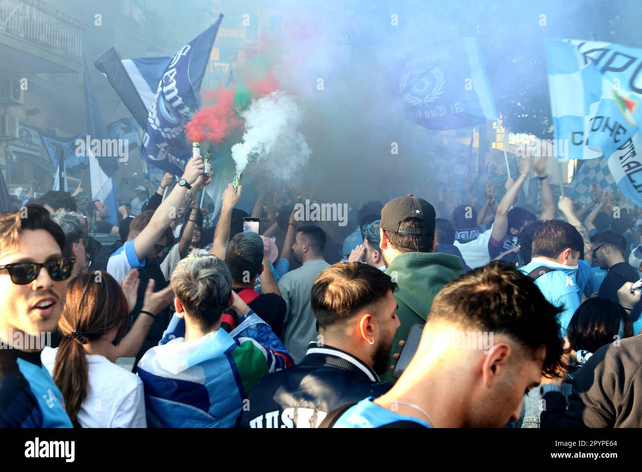 Napoli, Italia. 04th maggio, 2023. I tifosi di Napoli festeggiano la vittoria del campionato il 4 2023 maggio a Napoli . Credit: Marco Canoniero/Alamy Live News Foto Stock