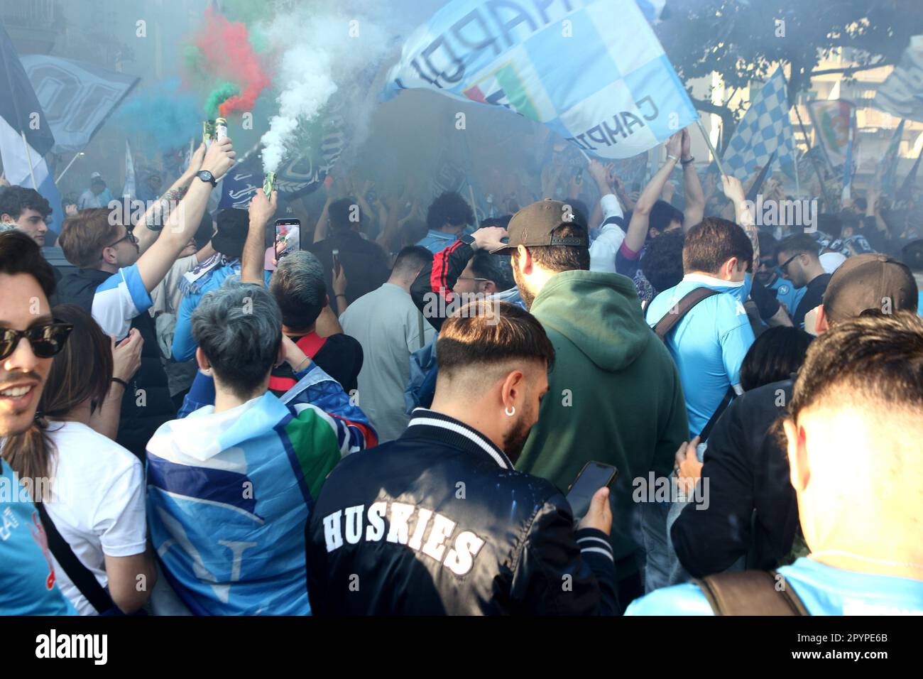 Napoli, Italia. 04th maggio, 2023. I tifosi di Napoli festeggiano la vittoria del campionato il 4 2023 maggio a Napoli . Credit: Marco Canoniero/Alamy Live News Foto Stock