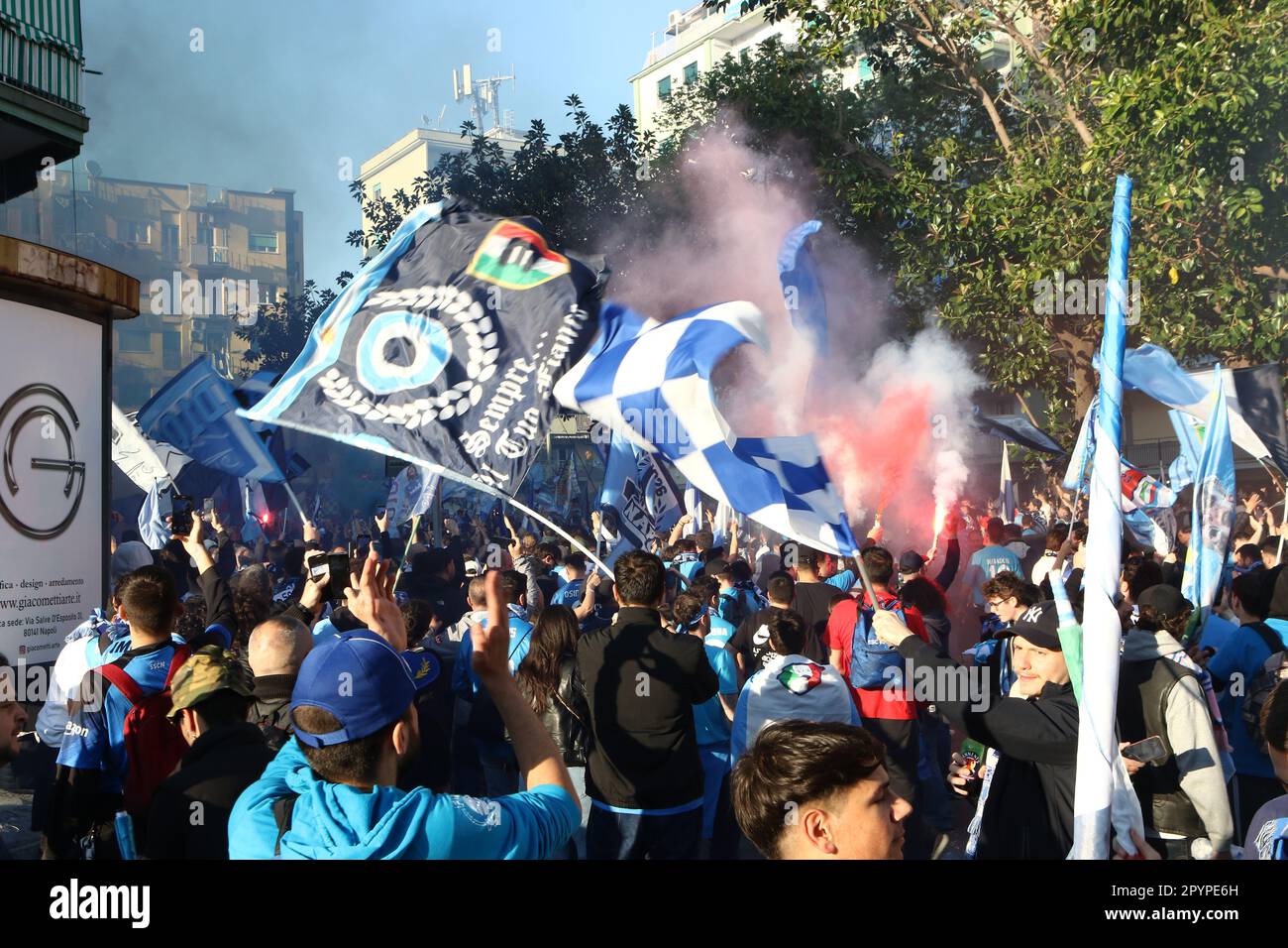 Napoli, Italia. 04th maggio, 2023. I tifosi di Napoli festeggiano la vittoria del campionato il 4 2023 maggio a Napoli . Credit: Marco Canoniero/Alamy Live News Foto Stock