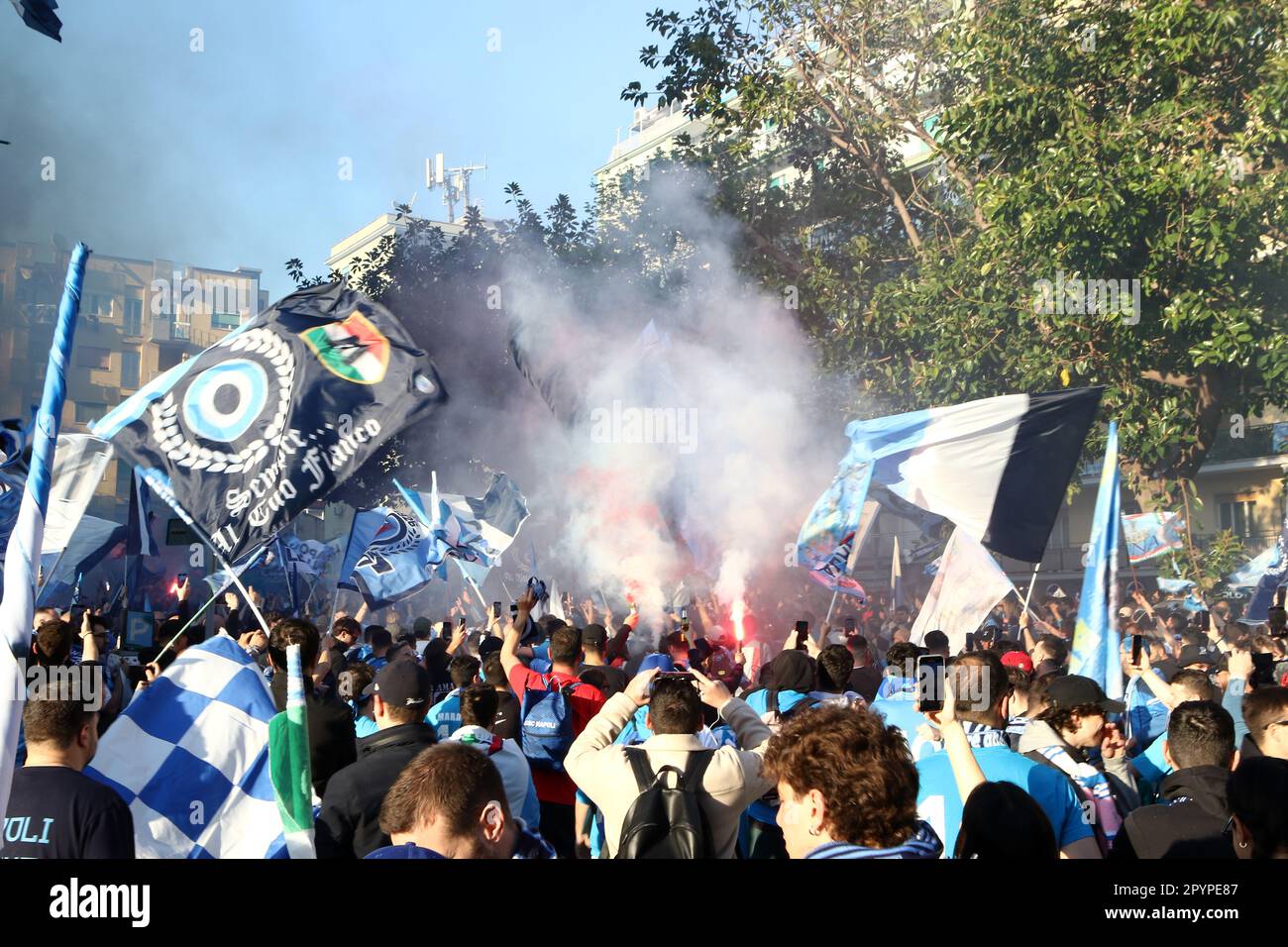 Napoli, Italia. 04th maggio, 2023. I tifosi di Napoli festeggiano la vittoria del campionato il 4 2023 maggio a Napoli . Credit: Marco Canoniero/Alamy Live News Foto Stock