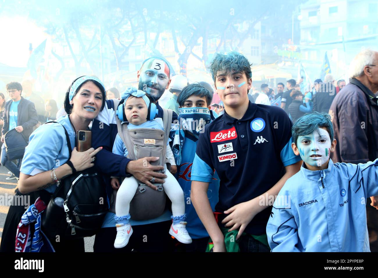 Napoli, Italia. 04th maggio, 2023. I tifosi di Napoli festeggiano la vittoria del campionato il 4 2023 maggio a Napoli . Credit: Marco Canoniero/Alamy Live News Foto Stock
