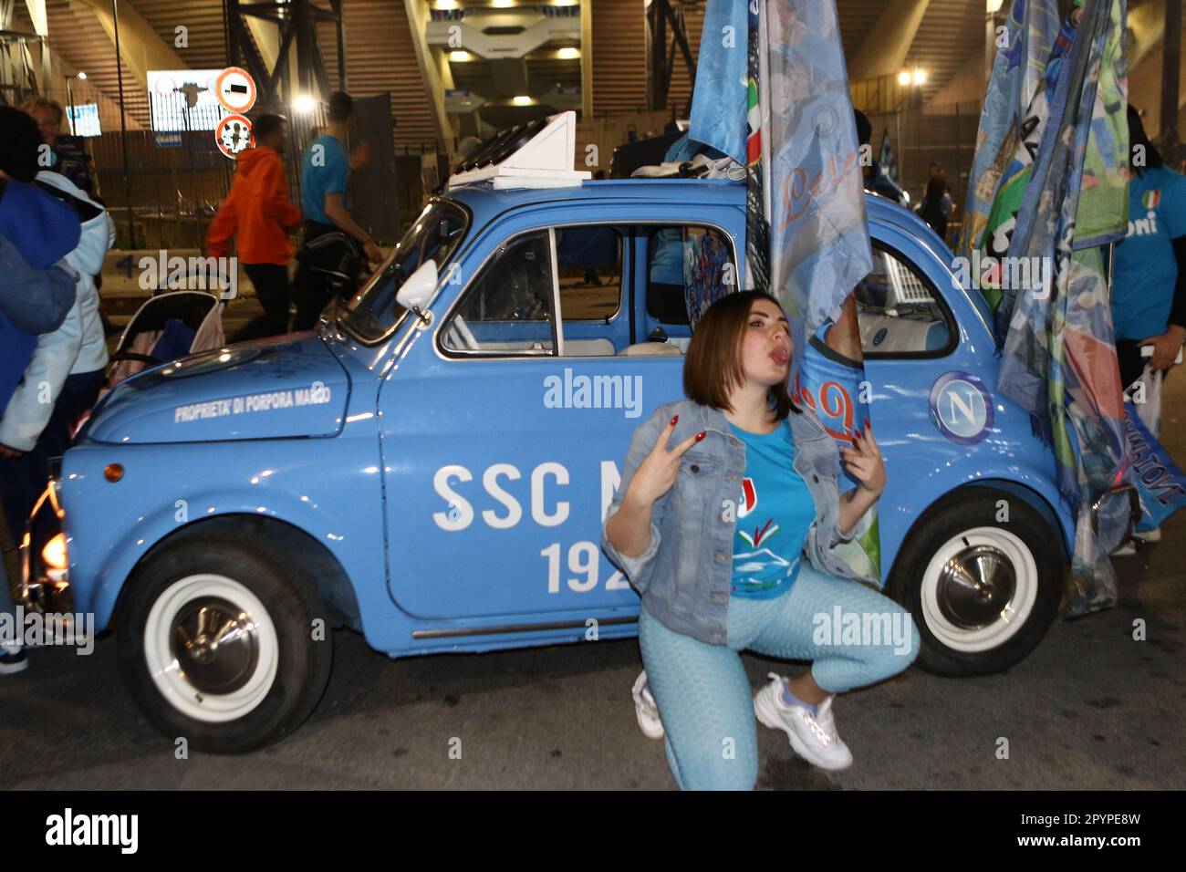 Napoli, Italia. 04th maggio, 2023. I tifosi di Napoli festeggiano la vittoria del campionato il 4 2023 maggio a Napoli . Credit: Marco Canoniero/Alamy Live News Foto Stock