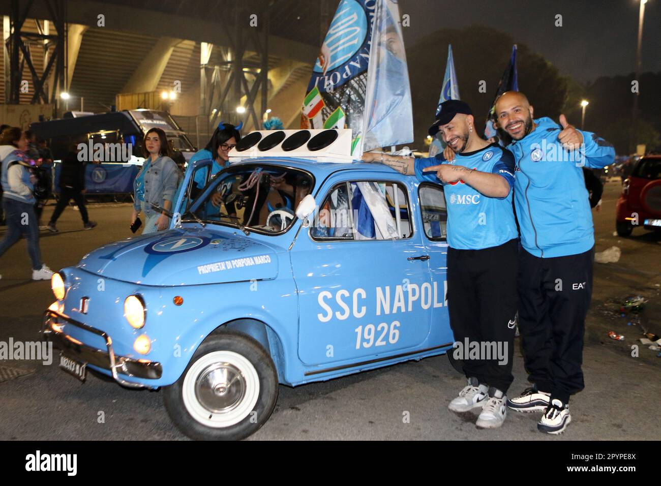 Napoli, Italia. 04th maggio, 2023. I tifosi di Napoli festeggiano la vittoria del campionato il 4 2023 maggio a Napoli . Credit: Marco Canoniero/Alamy Live News Foto Stock