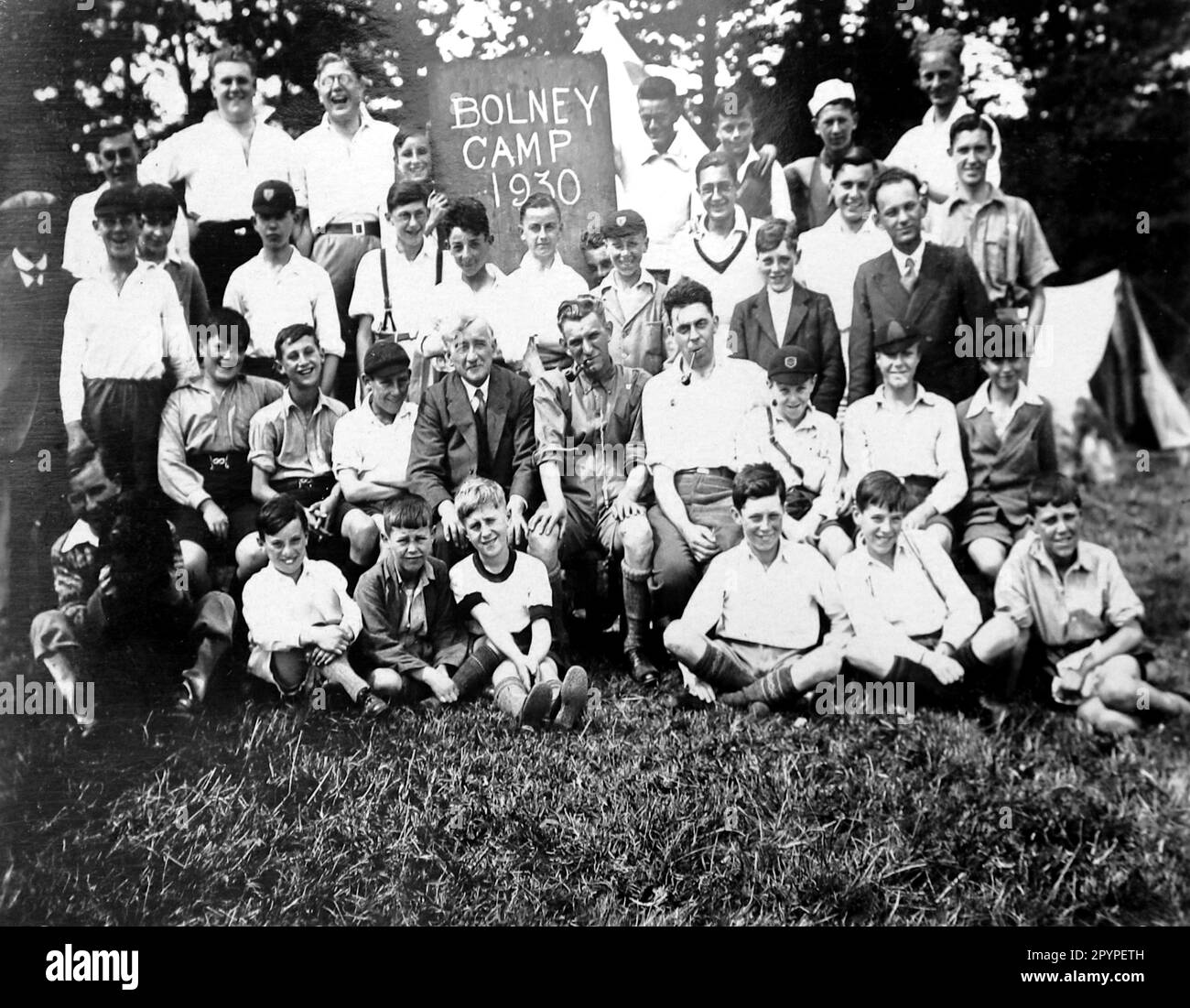 Foto di gruppo del campo di Bolney il giorno dei visitatori, c1930. Da un unico album di fotografie, compilato da K.W. Parkhurst, di un campo di campagna a Bolney (una comunità agricola), Sussex occidentale, Inghilterra, che tra il 1928 e il 1930 era una destinazione regolare per un gruppo di giovani tra cui il signor Parkhurst. Ciò è avvenuto durante il periodo della Grande depressione. Foto Stock
