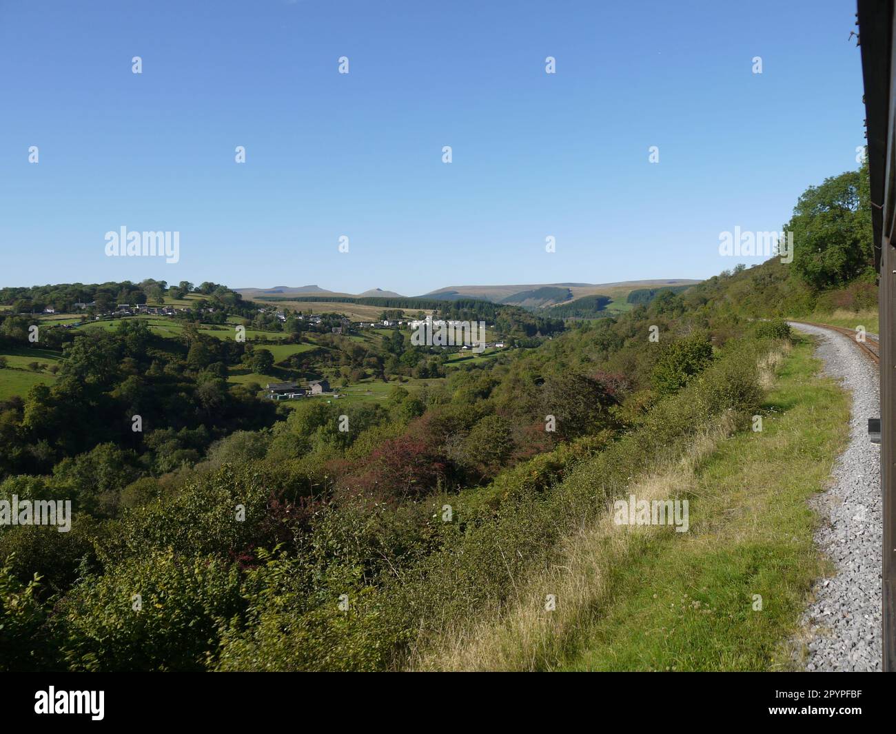 Una vista del villaggio di Pontsticill, Merthyr Tydfil nel Galles del Sud, dalla ferrovia di montagna di Brecon (Rheilffordd Mynydd Brycheiniog) Foto Stock