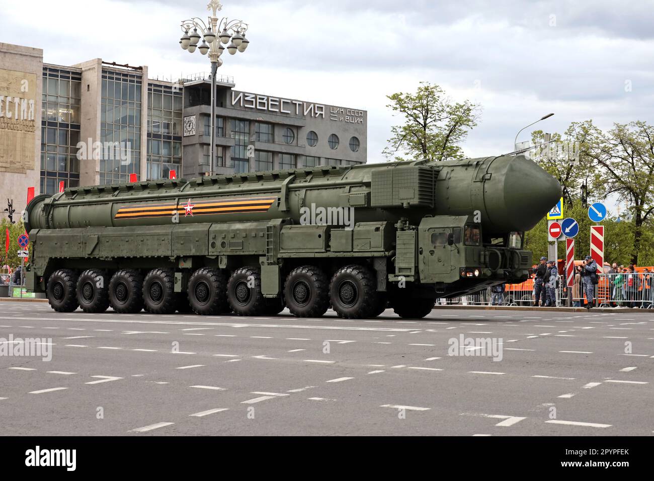 Mosca, Russia - 2023 maggio: Arma nucleare, sistema missilistico strategico russo 'yars' sulla strada della città prima della parata del giorno della Vittoria Foto Stock