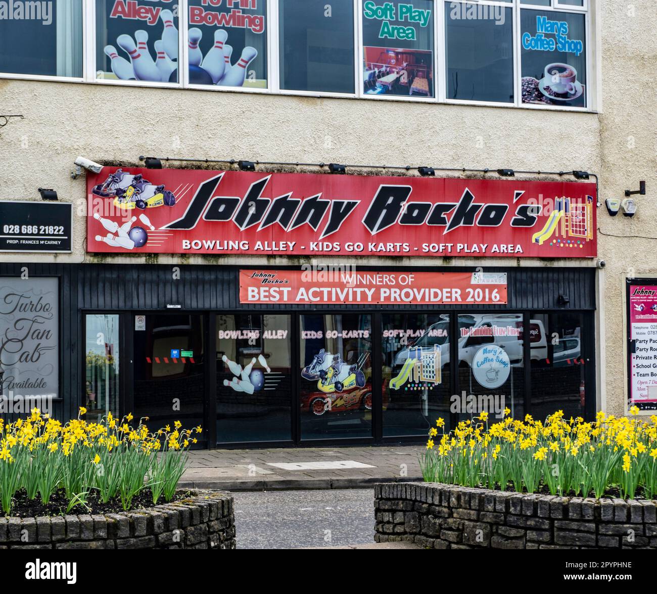 Il Johnny Rocko's Bowling Alley, con cena, mini go kart, caffè, cibo, Rinfreschi, sulla Main Street, Irvinestown, Irlanda del Nord. Foto Stock
