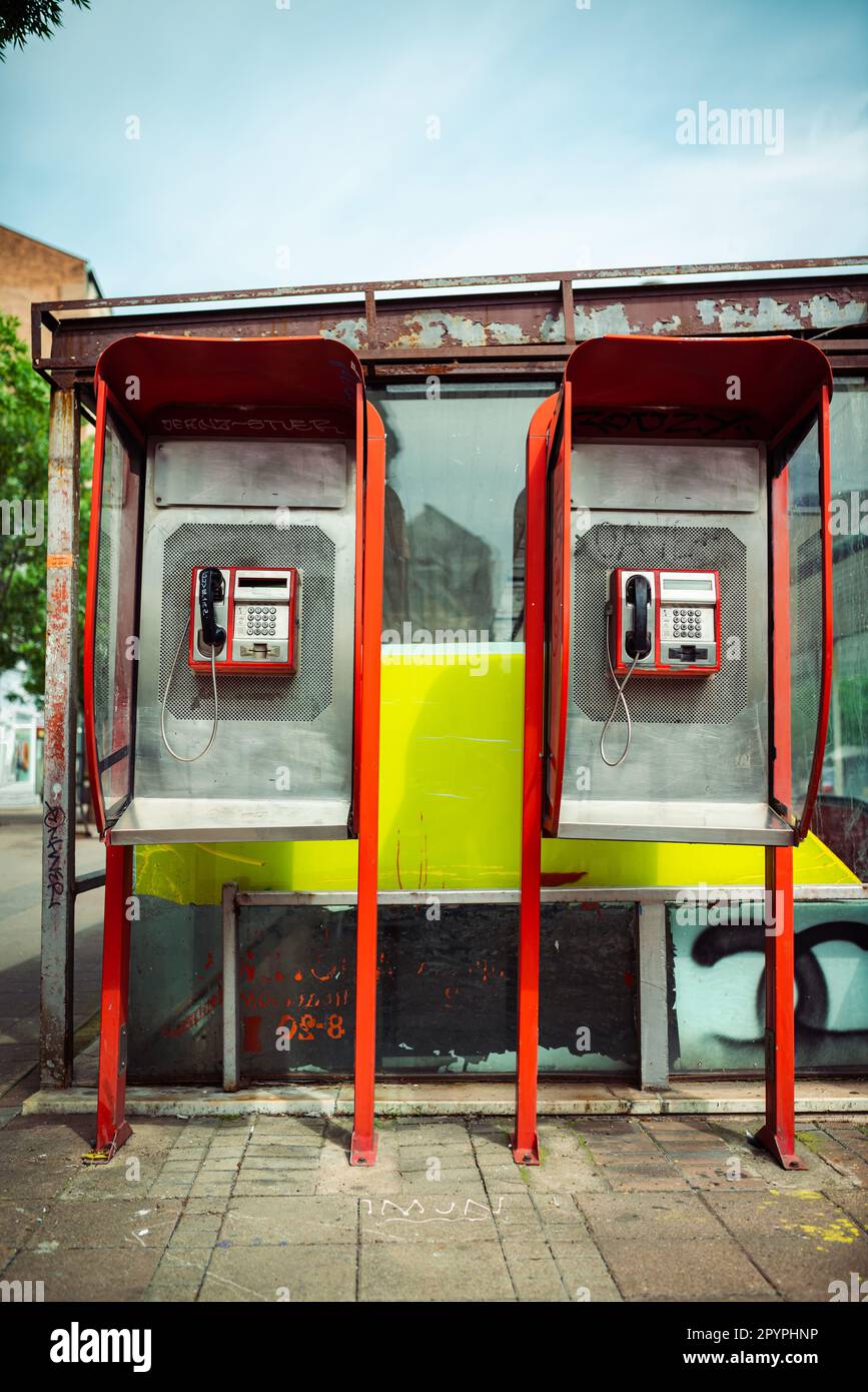 Due telefoni pubblici a pagamento corrispondenti. Cabine telefoniche dall'aspetto retrò in una strada a Belgrado, Serbia. Foto Stock