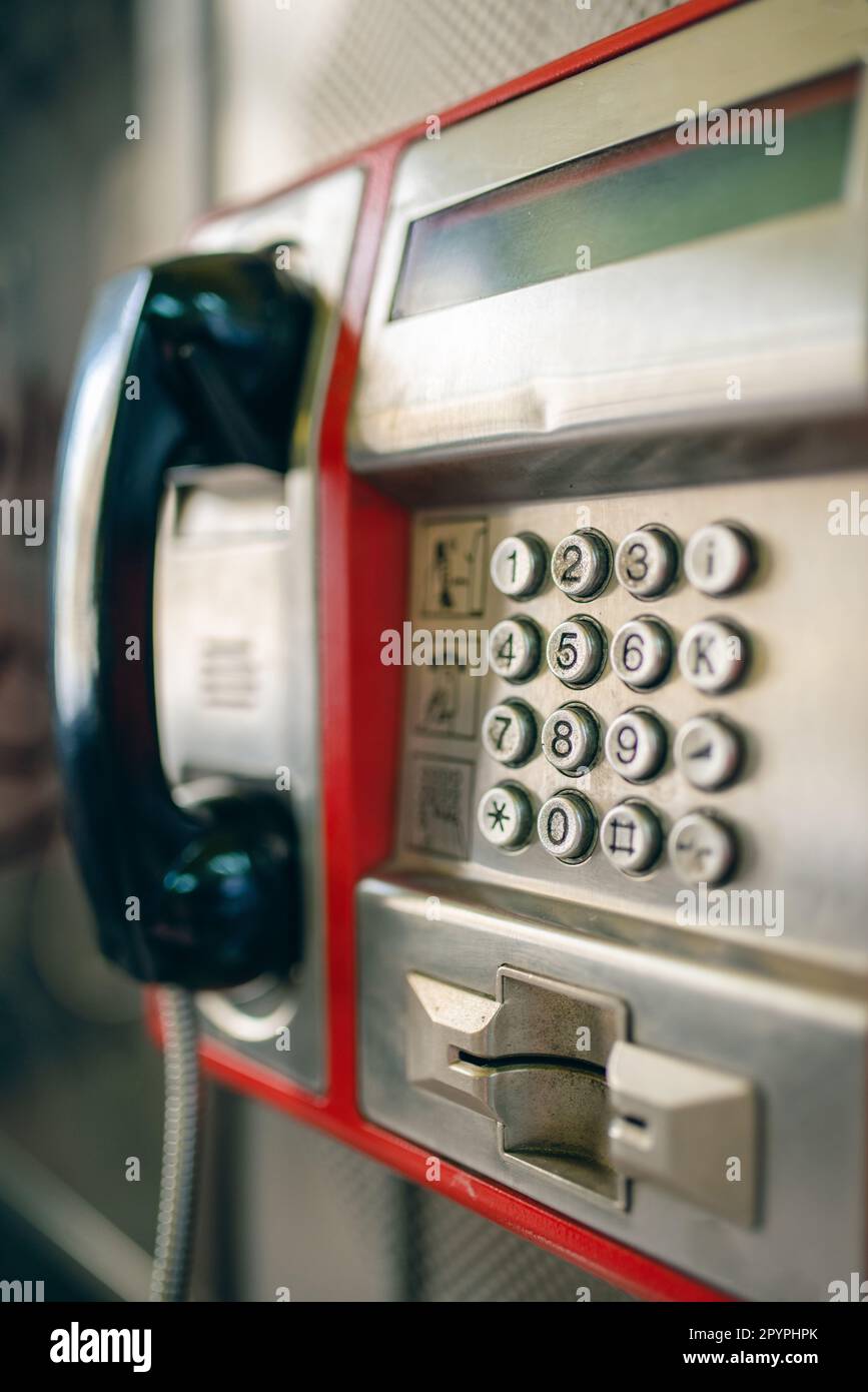Primo piano di un telefono pubblico retrò con uno slot di pagamento con carta di credito o carta telefonica. Foto Stock