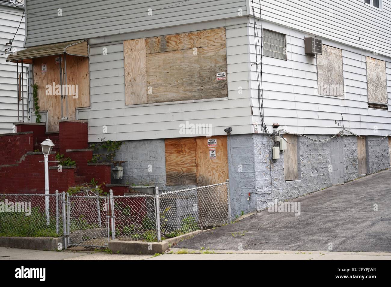 Bronx, NY - 3 maggio 2023: Porta e finestre a bordo della casa residenziale sobborgo di New York City Foto Stock