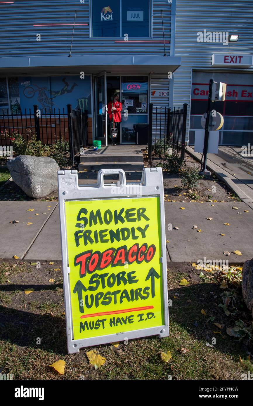 Minneapolis, Minnesota. Cartello del negozio di tabacco per fumatori all'esterno del negozio. Foto Stock