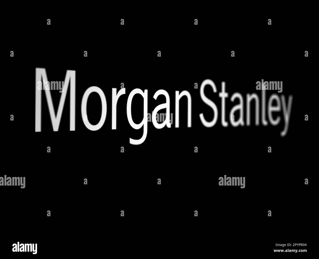 New York City, Stati Uniti, marzo 2023: Logo Morgan Stanley bianco su sfondo nero. Morgan Stanley è una banca di investimenti multinazionale americana. Illustrazione Foto Stock