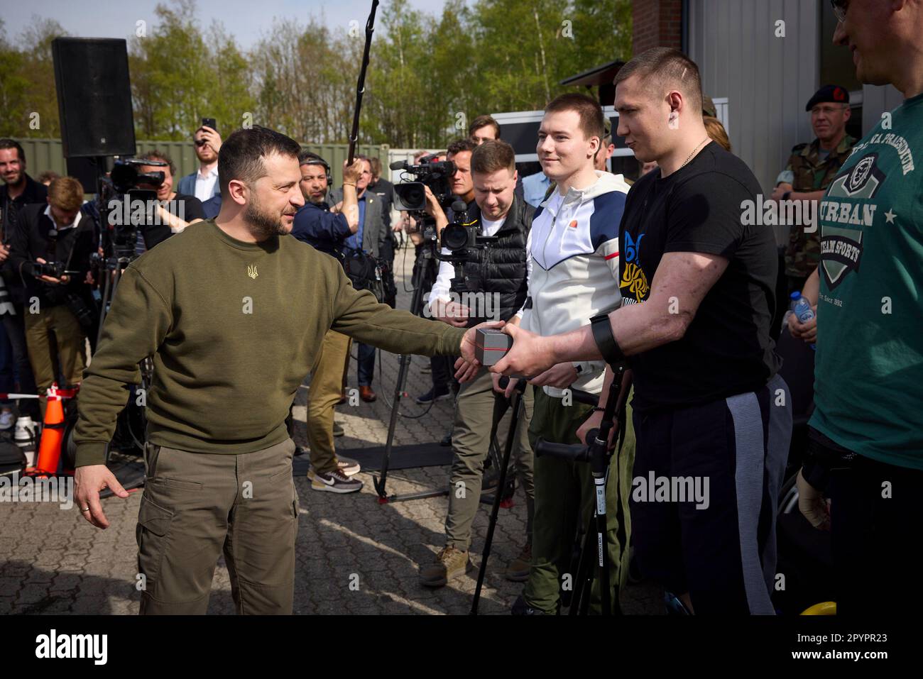 Soesterberg, Paesi Bassi. 04th maggio, 2023. Il presidente ucraino Volodymyr Zelenskyy, di sinistra, presenta un orologio per i soldati ucraini feriti in recupero presso l'ospedale militare Camp New Amsterdam, 4 maggio 2023 a Soesterberg, Paesi Bassi. Credit: Foto piscina/Ufficio stampa presidenziale ucraino/Alamy Live News Foto Stock