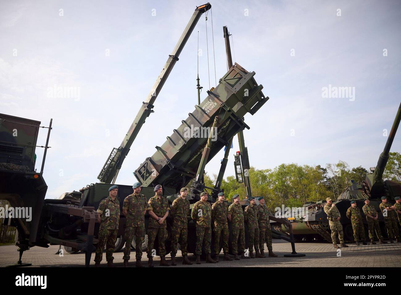 Soesterberg, Paesi Bassi. 04th maggio, 2023. Il presidente ucraino Volodymyr Zelenskyy visita una unità antimissile Patriot a Camp New Amsterdam, 4 maggio 2023 a Soesterberg, Paesi Bassi. La base è dove i soldati ucraini sono addestrati sul sistema missilistico superficie-aria MIM-104 Patriot dall'esercito olandese. Credit: Foto piscina/Ufficio stampa presidenziale ucraino/Alamy Live News Foto Stock